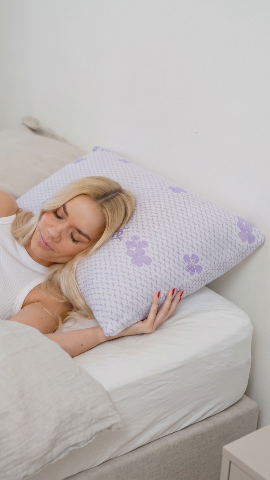 Kvinde sover roligt på Hushly PerfectPillow med lavendelprint